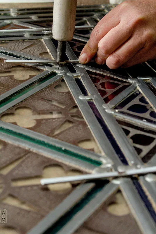 Soudure sur un vitrail