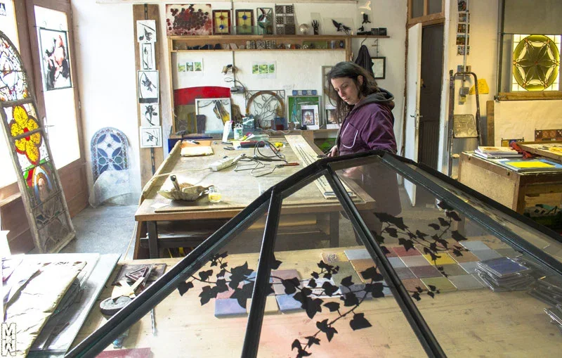 Julie au travail dans l’atelier