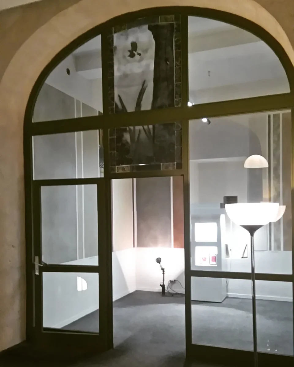 Peintures sur verre — mai 2020 — collage ou vue du travail